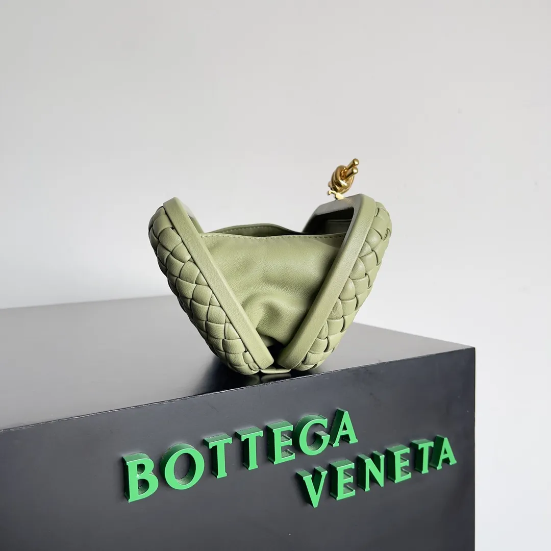 Batch 1860 BV Knot | The classic return of the evening bag. Original leather ➕ Stainless steel hardware ➕ 24k real gold plating ➕ Fully handmade. Those who know the history of our brand should have heard that the knot is a story of Bottega Veneta, and it is also one of the more important design elements. Matthieu Blazy's work this season sublimates Knot's classics, with a new knot design and a woven shoulder strap, plus Fouland Intreccio's weaving technology, adding some fashion to the retro and nostalgic feel of the past. Style number: 717622 Size: 20.5*6*12.5